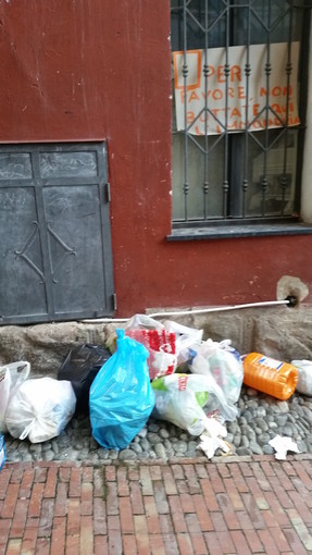 Sanremo: si oppone contro chi usa la Pigna come discarica, la risposta "voi del centro storico siete spazzatura" Sanremo: si oppone contro chi usa la Pigna come discarica, la risposta "voi del centro storico siete spazzatura"