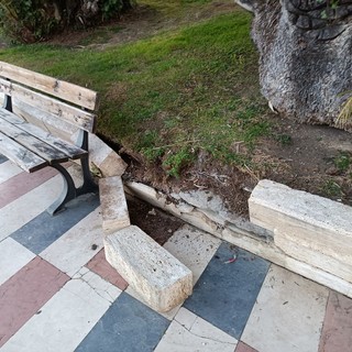 Sanremo, degrado sulla passeggiata Imperatrice: la denuncia di una nostra lettrice (foto)