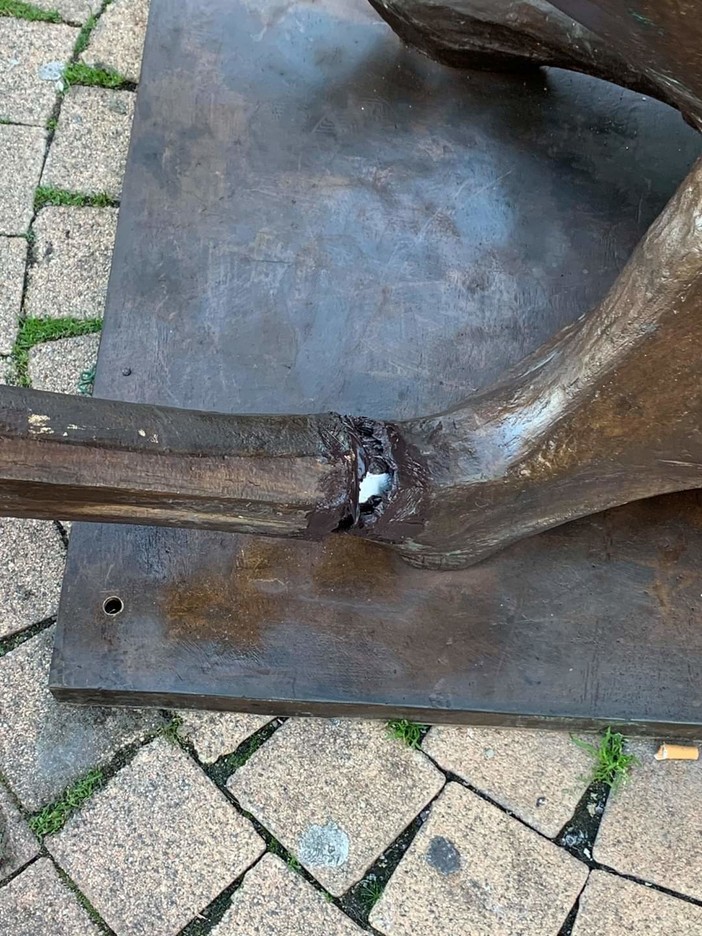 Ventimiglia: rientra l'allarme per il presunto atto vandalico alla statua di via Hanbury, sarebbe arrivata già così Ventimiglia: rientra l'allarme per il presunto atto vandalico alla statua di via Hanbury, sarebbe arrivata già così