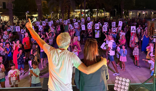Taggia saluta Barbara Dumarte, l’omaggio a sorpresa della piazza: "Ogni anno è stata un’opera d’arte"