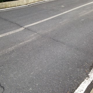 Imperia: pericoloso avvallamento in via San Pio da Pietrelcina, la segnalazione di un lettore (foto) Imperia: pericoloso avvallamento in via San Pio da Pietrelcina, la segnalazione di un lettore (foto)