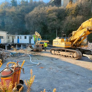 Imperia, ruspe in azione all'ex mattatoio: in via Argine Destro arriva un nuovo supermercato 'Eurospin' (foto e video)