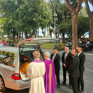 Diano Marina, folla commossa al funerale di Americo Pilati (foto) Diano Marina, folla commossa al funerale di Americo Pilati (foto)