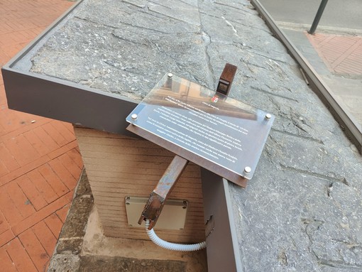 Imperia, vandali ancora in azione a Oneglia: danneggiata la targa esplicativa della 'Civitas Fidelissima' (foto)