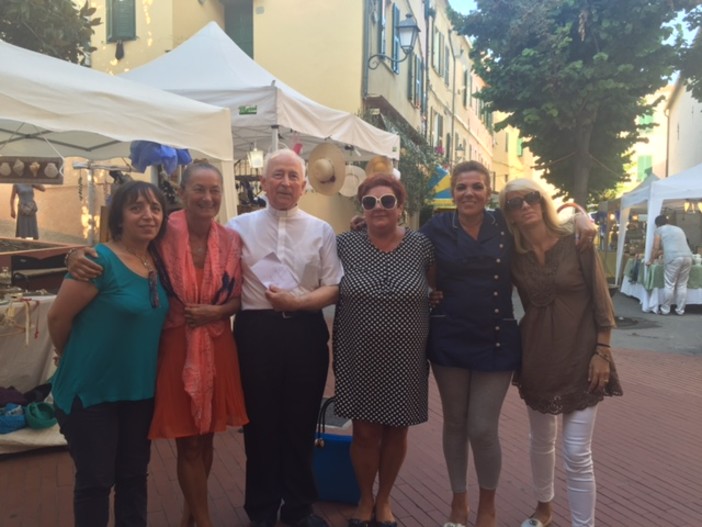 Santo Stefano al Mare: si conclude in bellezza la 3 giorni del "Mercatino in blu" con una donazione alla Parrocchia
