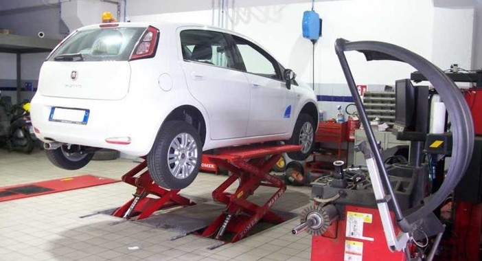 Sostituzione degli pneumatici invernali con quelli estivi: con un appuntamento da De Luca Gomme di Imperia i tempi sono davvero rapidi! Sostituzione degli pneumatici invernali con quelli estivi: con un appuntamento da De Luca Gomme di Imperia i tempi sono davvero rapidi!