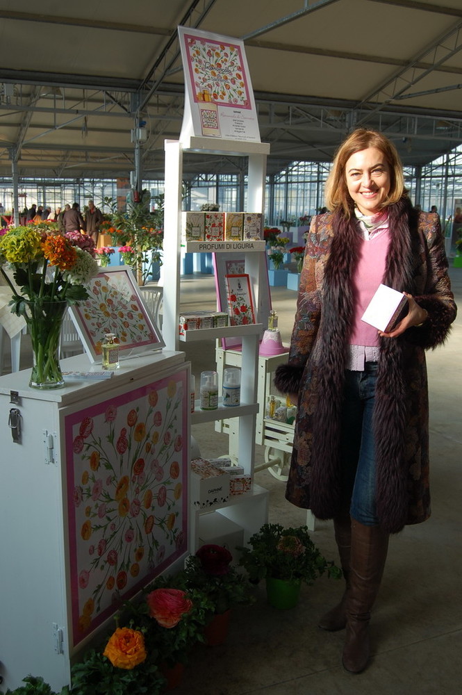 Camporosso: Daphne presenta a "Porte Aperte" il foulard 2013 dedicato al ranuncolo