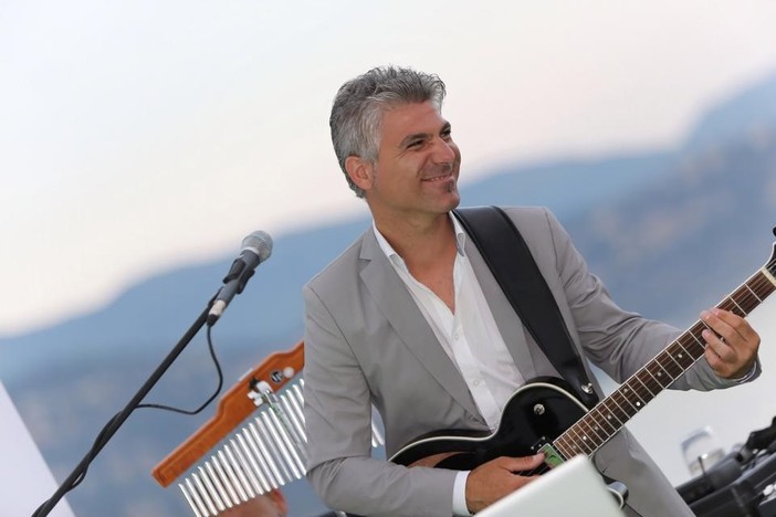 Sanremo: Ferragosto di festa al Royal Hotel, a bordo piscina danze sull’acqua e il live della Evolution Band Sanremo: Ferragosto di festa al Royal Hotel, a bordo piscina danze sull’acqua e il live della Evolution Band