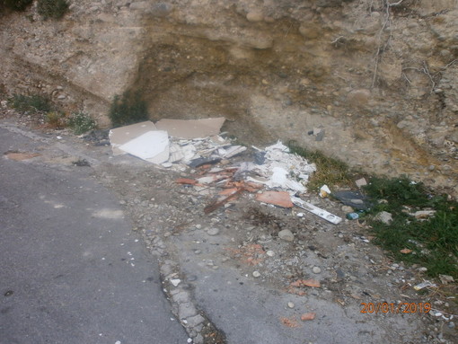 Ventimiglia: ancora degrado e rifiuti in Via alle Ville, la segnalazione con foto di un residente