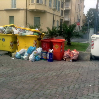 Bordighera: non rispetto della differenziata, una lettrice segnala degrado per inciviltà