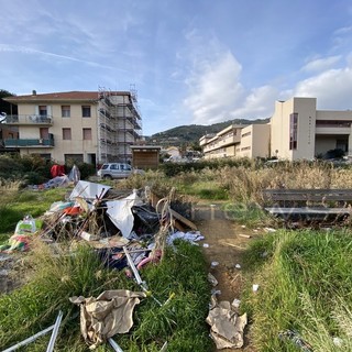 Taggia: area pump track sempre più nel degrado, oltre alle erbacce anche giacigli dei clochard e discariche abusive (Foto)