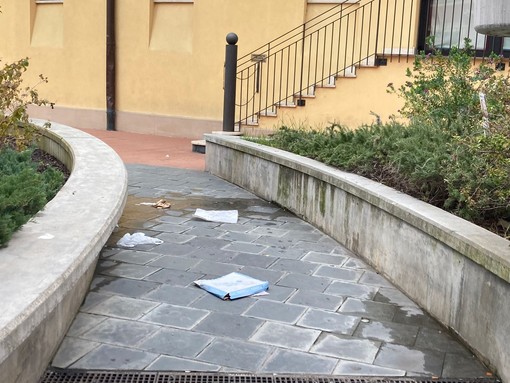 Imperia, l'area della Camera di Commercio ostaggio di ragazzini incivili, residenti indignati: "Ogni lunedì ci ritroviamo a vivere in un porcile" (foto)