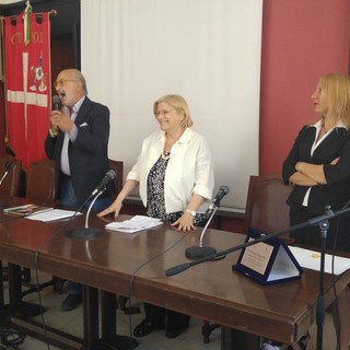 La senatrice Albano a Noli su incarico del presidente del Senato Grasso per premiare la classe 5B della scuola Gandoglia