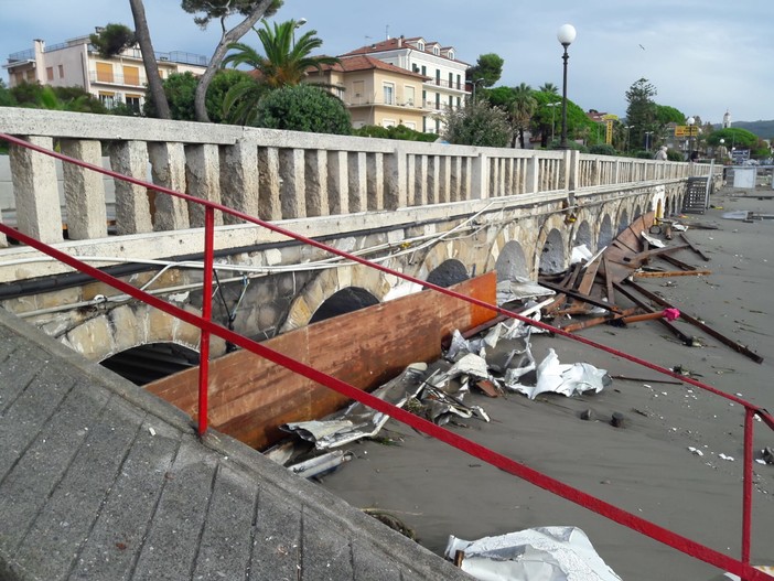 Maltempo, la conta dei danni a Diano Marina, alberi caduti, danneggiati la passeggiata a mare e il cimitero (foto)