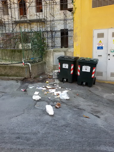 Sanremo: stato di degrado vicino ai cassonetti dei rifiuti, la viva protesta di un cittadino