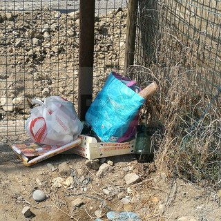 Bordighera: degrado e abbandono alla spiaggia di Arziglia, cartacce e rifiuti intorno al campo da calcio