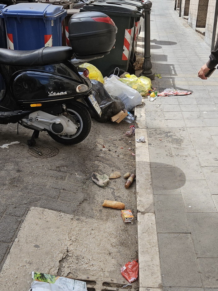 Sanremo: rifiuti sparsi dappertutto in via Martiri, la segnalazione con foto di un lettore