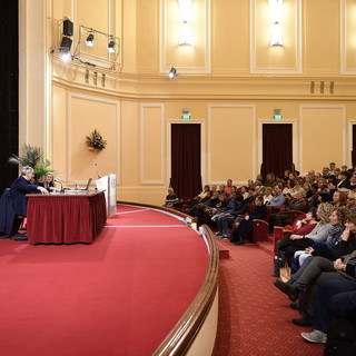 Sanremo: grande successo per Maurizio De Giovanni ai Martedì Letterari del Casinò