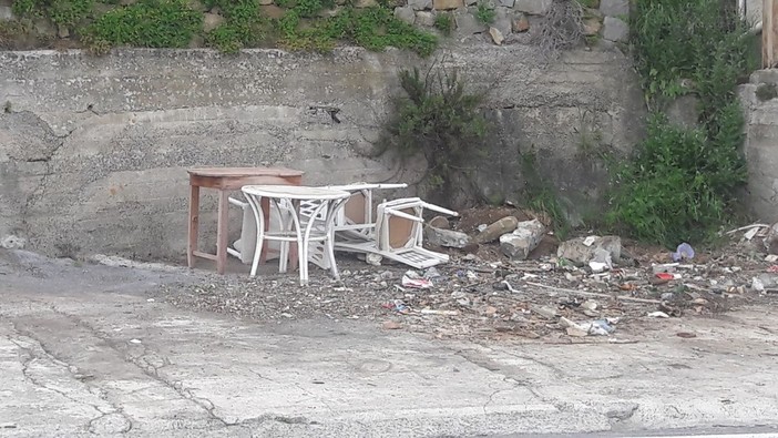 Sanremo: ieri la pulizia della discarica abusiva in via Padre Semeria, oggi spuntano nuovi rifiuti