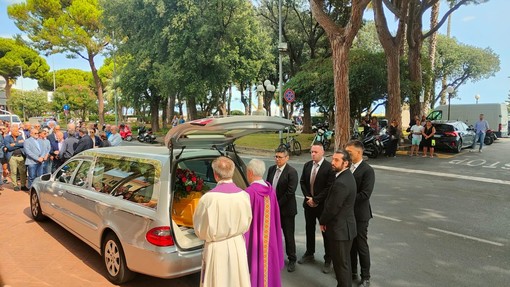 Diano Marina, folla commossa al funerale di Americo Pilati (foto)