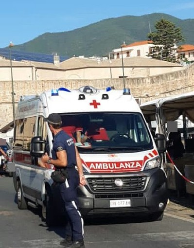 Sanremo, punta da una vespa si sente male: mobilitazione di soccorsi al porto vecchio (Foto)