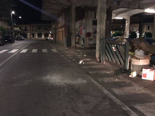Vallecrosia: mercato ambulante di domenica scorsa, Quesada "L'Amministrazione non ha pensato ad organizzare una pulizia dell'area" (Foto) Vallecrosia: mercato ambulante di domenica scorsa, Quesada "L'Amministrazione non ha pensato ad organizzare una pulizia dell'area" (Foto)