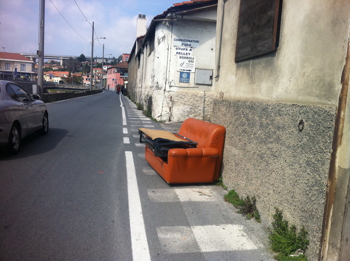 Imperia: sempre più emergenza ingombranti, da due giorni un divano in via Airenti