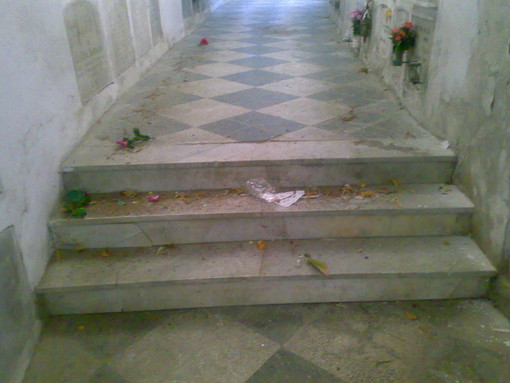 Imperia: incuria al cimitero di Oneglia, cittadino chiede l'intervento dell'assessore competente Imperia: incuria al cimitero di Oneglia, cittadino chiede l'intervento dell'assessore competente