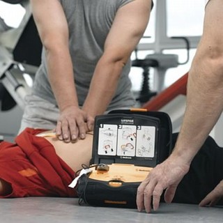 Regione: in arrivo defibrillatori nei rifugi di montagna e in 28 comuni dell'entroterra Regione: in arrivo defibrillatori nei rifugi di montagna e in 28 comuni dell'entroterra