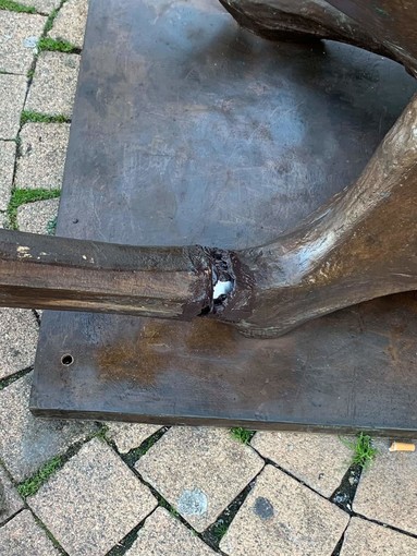 Ventimiglia: rientra l'allarme per il presunto atto vandalico alla statua di via Hanbury, sarebbe arrivata già così
