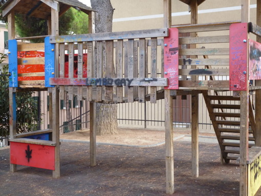 Sanremo: degrado nel giardini in via Margotti a Baragallo, l'appello (con foto) di una mamma