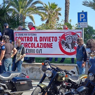 Sanremo: una cinquantina di motociclisti contro il divieto di circolazione delle moto Euro 0/1 (Foto e Video)