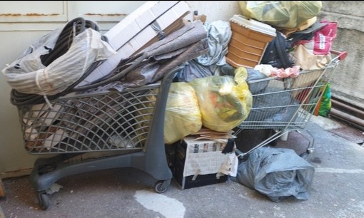 Sanremo, degrado in via Mercede, una nostra lettrice: "Questa storia va avanti da due anni, ora basta" (foto) Sanremo, degrado in via Mercede, una nostra lettrice: "Questa storia va avanti da due anni, ora basta" (foto)