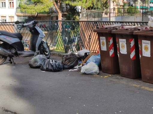Sanremo, ancora degrado in strada Borgo Opaco: la denuncia di una nostra lettrice (foto)
