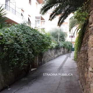Sanremo: situazione di degrado in Mulattiera San Pietro, la segnalazione (con foto) di un lettore