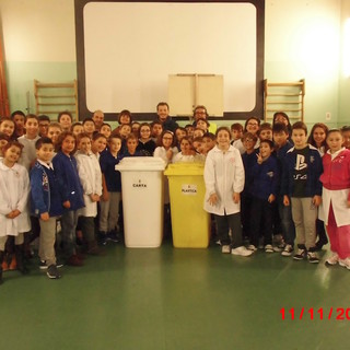 Ventimiglia: raccolta differenziata, il sindaco Ioculano porta i contenitori nelle scuole