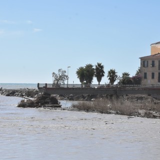 La passerella Squarciafichi distrutta dalla piena del Roja