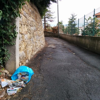 Sanremo: sacchetto dei rifiuti abbandonato in strada, la viva protesta di un residente Sanremo: sacchetto dei rifiuti abbandonato in strada, la viva protesta di un residente