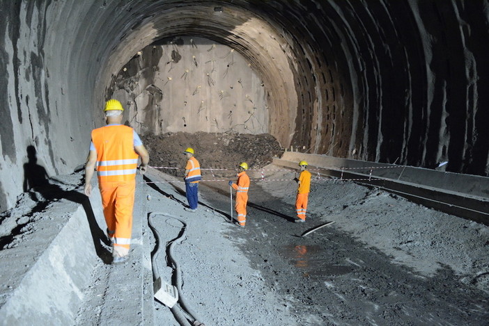 Trasporti: è iniziata la posa dei binari del raddoppio della linea ferroviaria Andora-San Lorenzo a Mare Trasporti: è iniziata la posa dei binari del raddoppio della linea ferroviaria Andora-San Lorenzo a Mare