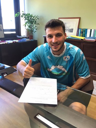 Fabio Dotariotto firma per la Sanremese (foto Sanremese Calcio)