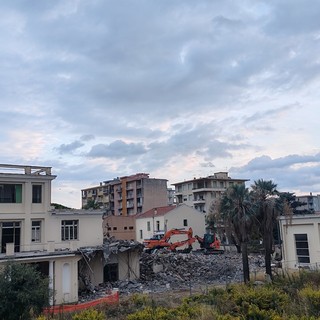 Vallecrosia, il sindaco Perri: "Sospesi i lavori del cantiere Esselunga durante le festività natalizie" Vallecrosia, il sindaco Perri: "Sospesi i lavori del cantiere Esselunga durante le festività natalizie"