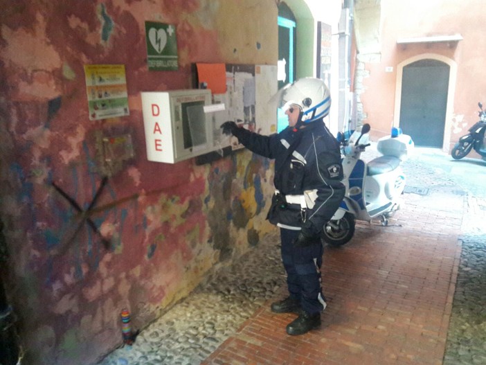 Sanremo: rubato il defibrillatore di via Palma, è la terza volta da quando è stato posizionato nel 2013 Sanremo: rubato il defibrillatore di via Palma, è la terza volta da quando è stato posizionato nel 2013