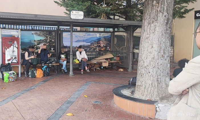 Ventimiglia, degrado in piazza Pertini. Di Muro: "Disposto lavaggio più frequente, separatori anti-bivacco per le panchine e maggiore controllo della polizia locale" Ventimiglia, degrado in piazza Pertini. Di Muro: "Disposto lavaggio più frequente, separatori anti-bivacco per le panchine e maggiore controllo della polizia locale"