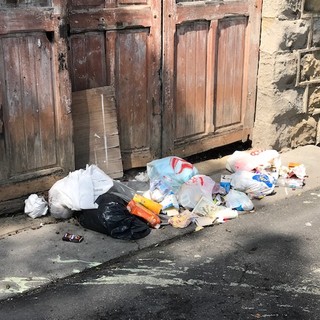 Sanremo: alto grado di inciviltà in via Carducci, la viva protesta di un residente