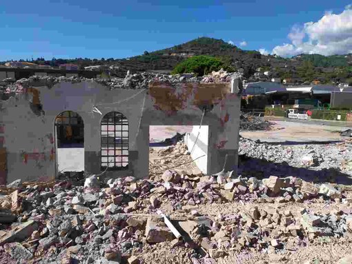 Imperia: al via le operazioni di demolizione dell'ex stabilimento Sasso (foto) Imperia: al via le operazioni di demolizione dell'ex stabilimento Sasso (foto)