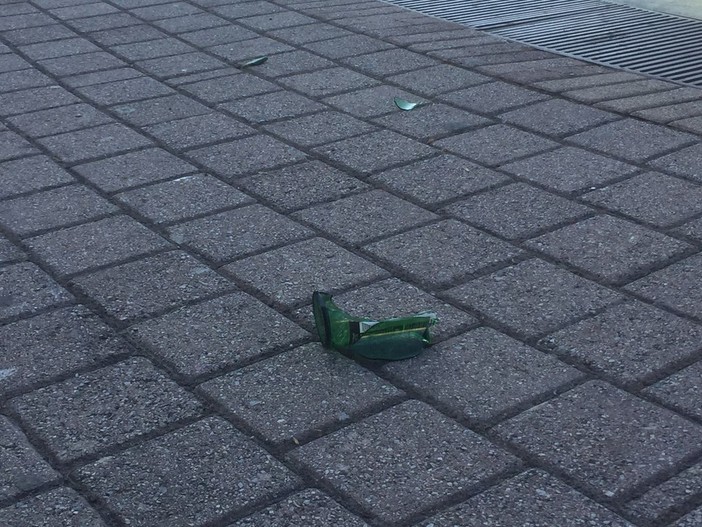 Vallecrosia: sbandati e degrado alla pista di pattinaggio, continue segnalazioni dei residenti arrabbiati (Foto)