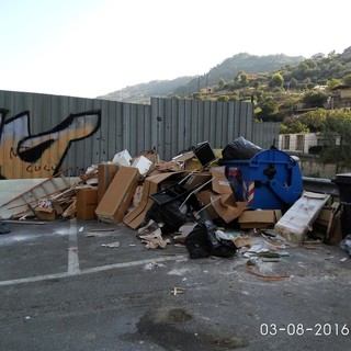 Vallcerosia: discarica fuori controllo in regione Gurabba, lettore denuncia e chiede intervento delle istituzioni