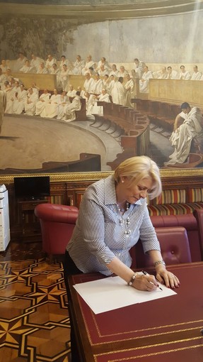 Imperia: la senatrice Albano firma per la richiesta del referendum confermativo sulle Riforme Costituzionali