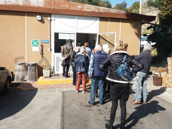 Bordighera: turisti di Pasqua in coda per ritirare il kit differenziata porta a porta