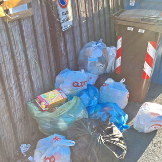 Sanremo: situazione rifiuti in via Duca degli Abruzzi, angolo salita Monte Grappa. La segnalazione di un lettore